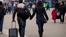 Afbeelding van toeristen met rolkoffer Afbeelding van toeristen met rolkoffer