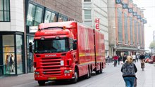 Afbeelding van vrachtwagen in winkelstraat Afbeelding van vrachtwagen in winkelstraat