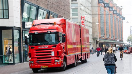 Afbeelding van vrachtwagen in winkelstraat Afbeelding van vrachtwagen in winkelstraat